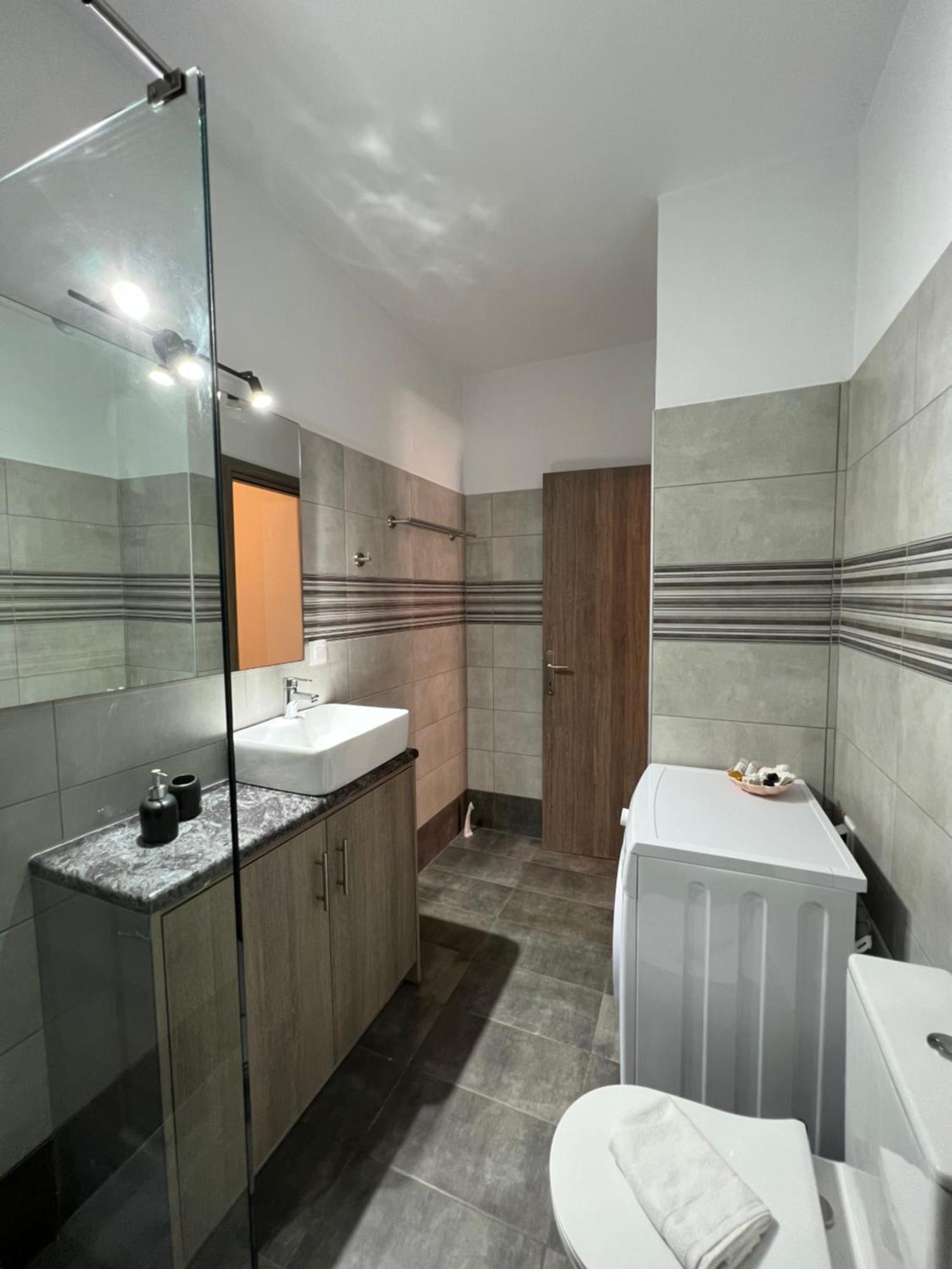 Phil'S Apartments Lefkada City Bagian luar foto